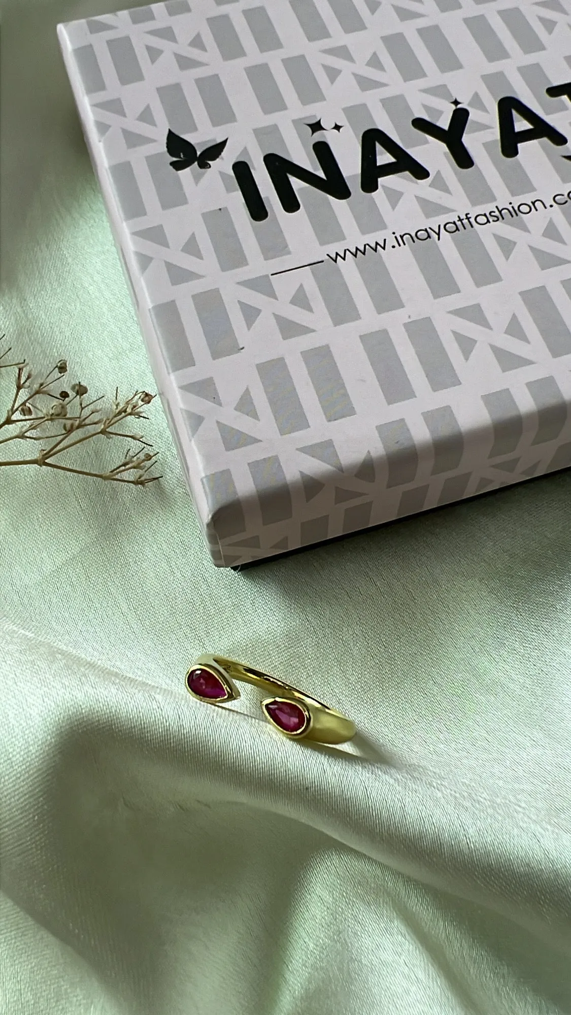 Chic crystal ring