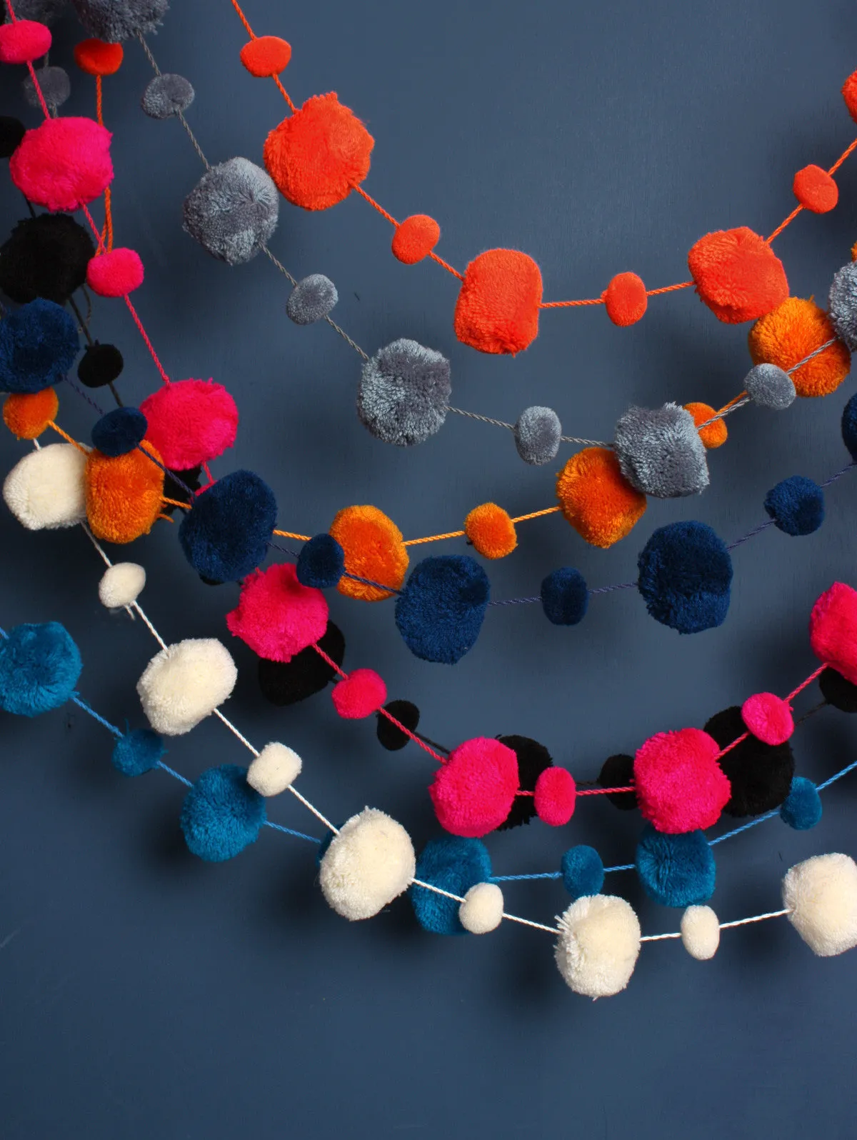 Pom Pom Garland, Black
