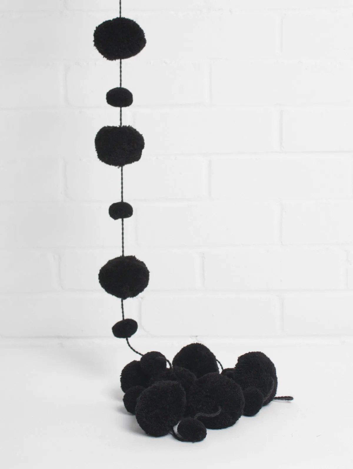 Pom Pom Garland, Black