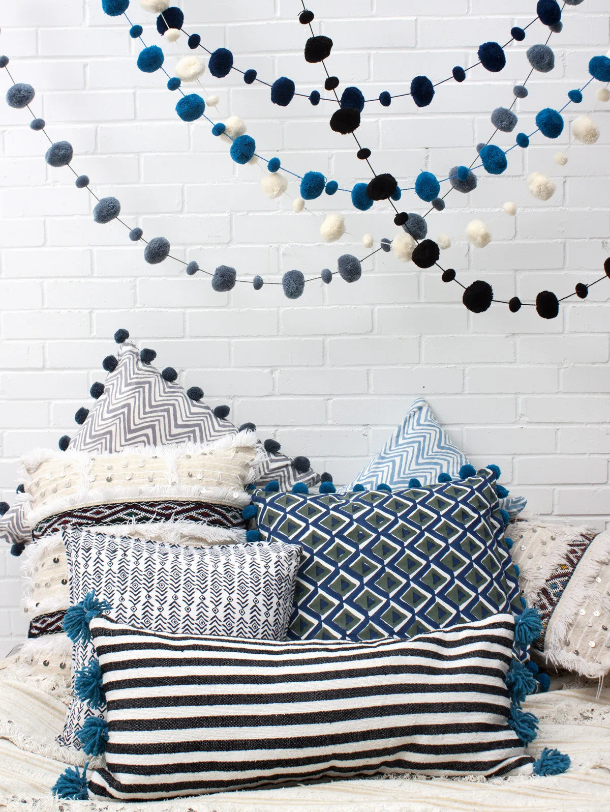 Pom Pom Garland, Black