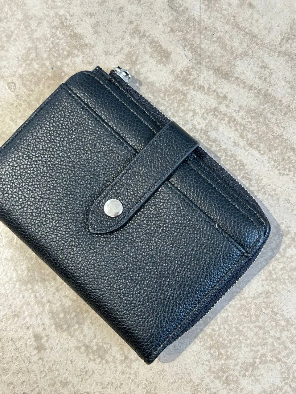 Wallet with trape