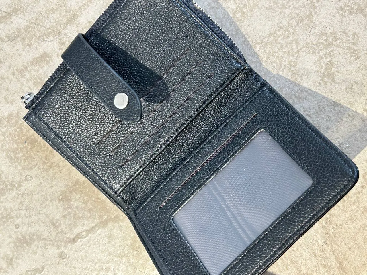 Wallet with trape